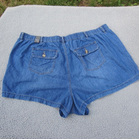 Torrid Short Women's 24 Relax Utility Light Weight Mid-Rise Medium Wash NEW - Picture 2 of 16